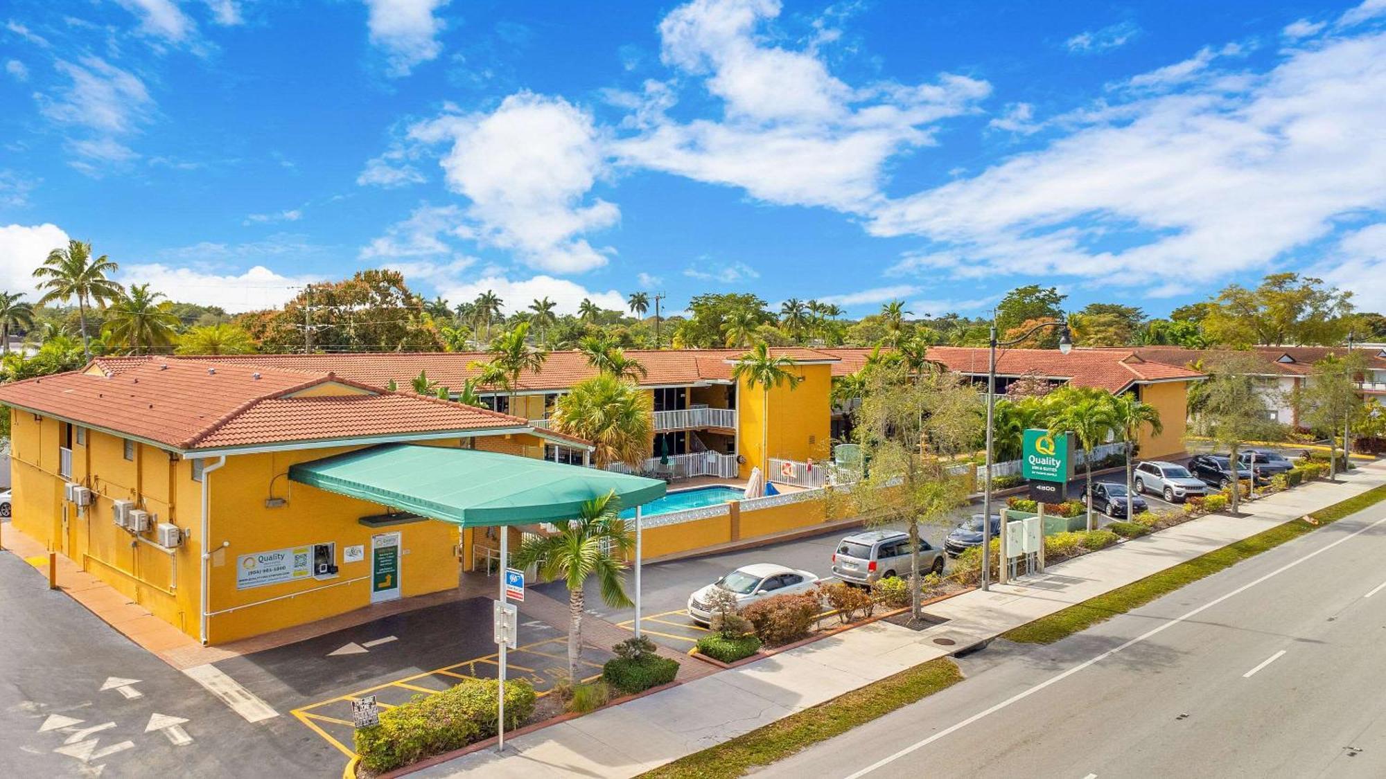 Quality Inn & Suites Airport-Cruise Port Hollywood Exterior photo