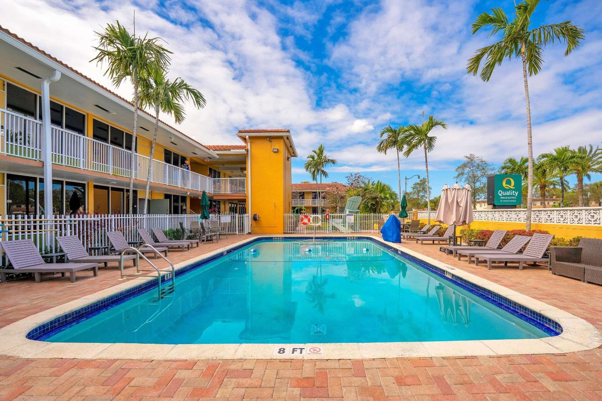 Quality Inn & Suites Airport-Cruise Port Hollywood Exterior photo